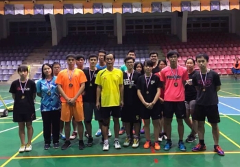 圖為龍華科大學生羽球隊，參加磊山保經全國大專盃羽球賽，奪得全國亞軍後合影。