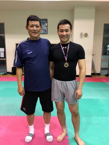 圖為龍華科大機械系楊盛皓(右)，在李元裕老師的指導下，榮獲全國大學跆拳道武鬥祭黑帶男子一般組奧運第三量級銅牌。
