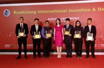 圖為龍華科大學生(左一)，以「不燙手燈具設計」，獲得高雄發明展本屆「最佳工業設計獎」。