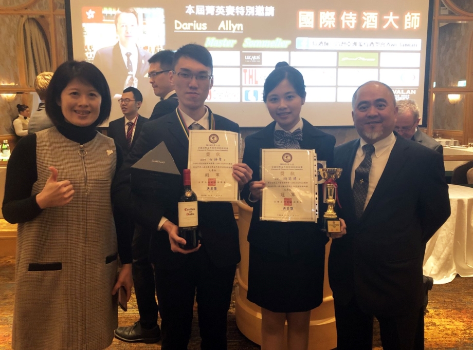 2018 AWI-TAIWAN全國校際盃年輕侍酒師菁英賽，龍華科大觀光系學生游茹珺(右2)奪冠；任詠聖獲殿軍，指導老師謝美婷(左1)為他們驕傲。
