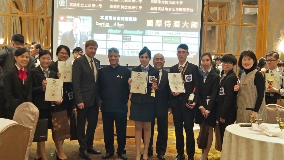 龍華科大學生參加2018 AWI-TAIWAN全國校際盃年輕侍酒師菁英賽，6員獲獎表現優異，獲得國際侍酒大師 Mr. Darius Allyn的肯定。
