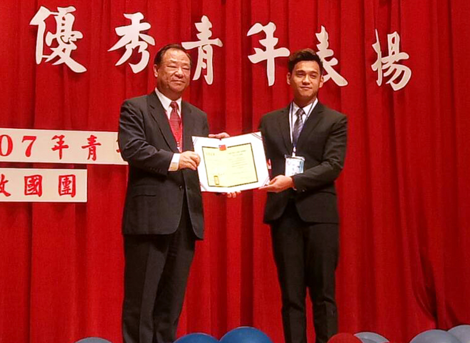 龍華科大應外系同學李博玄(右)，榮獲107年全國大專優秀青年。