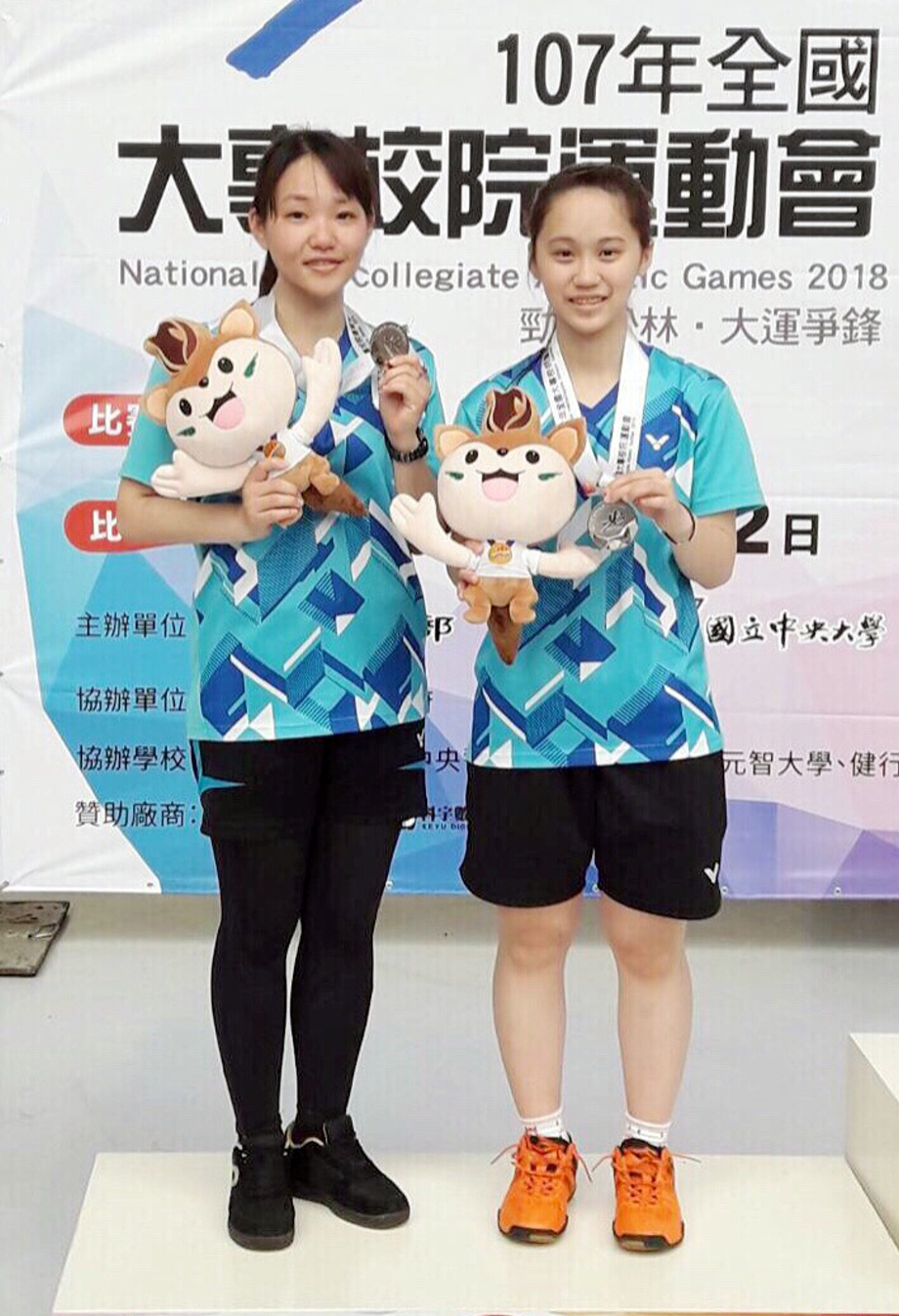 龍華科大學生陳品頻(左)及許慈玲搭檔，勇奪全大運女子羽球雙打亞軍。