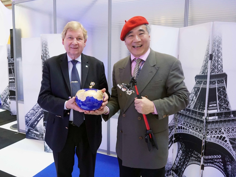 龍華科大王永銘老師(右)，參加第117屆巴黎國際發明展，以「金鑽瓷」榮獲金牌榮耀。