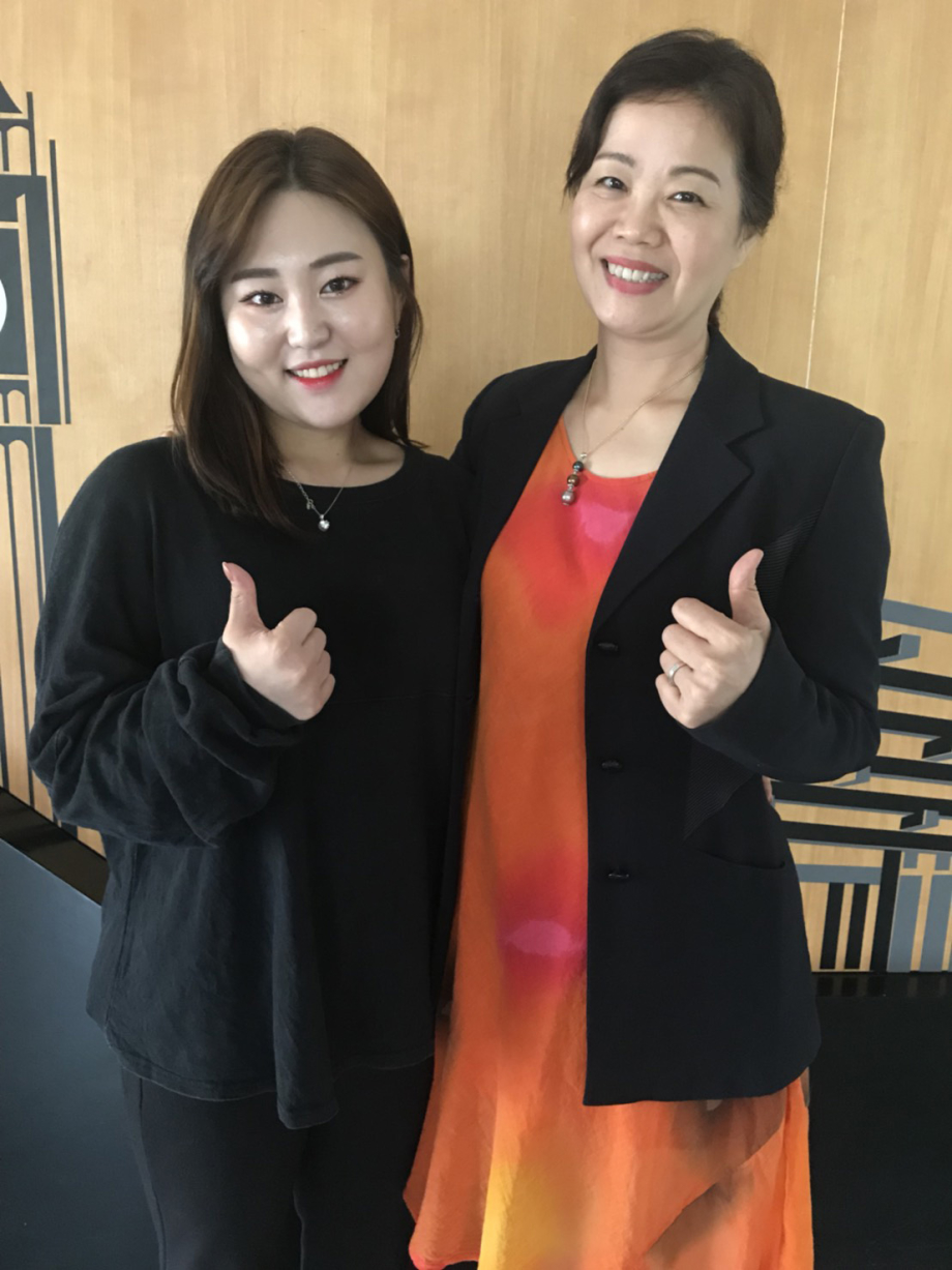 龍華科大觀休系韓生金珉宙(左)，榮獲天籟盃全國大專航空廣播詞競賽大專韓文組第一名。
