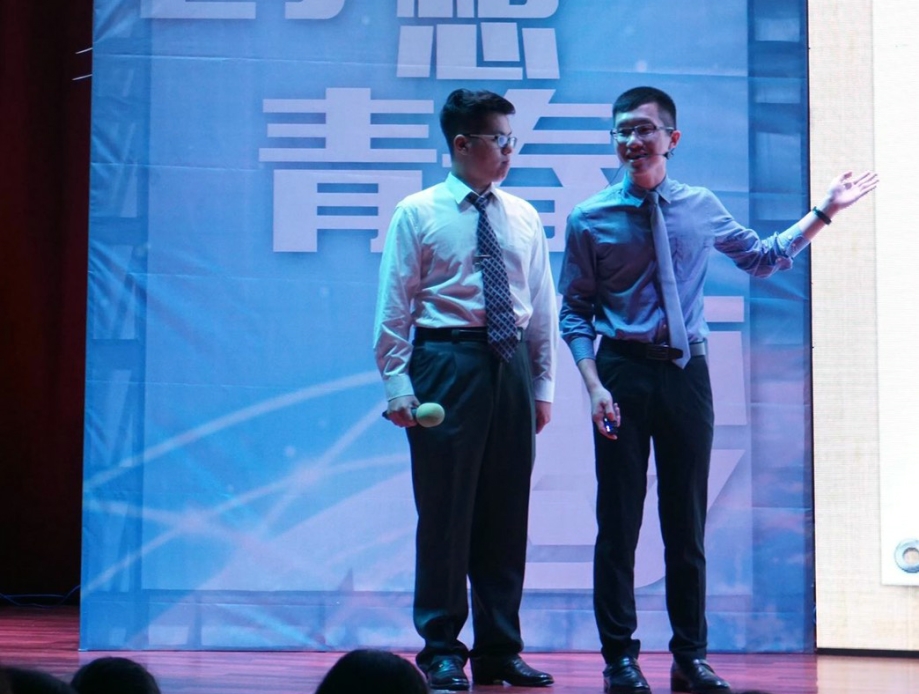 龍華科大國企系學生陳魏鎰、黃于哲，參加海峽兩岸大學生創業大賽，展現高度默契。