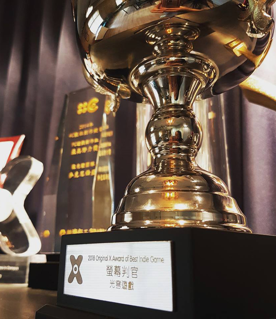 龍華科大學生創業團隊「光穹遊戲」，《螢幕判官》勇奪「台灣原創遊戲大賞」獨立開發者組優勝獎。