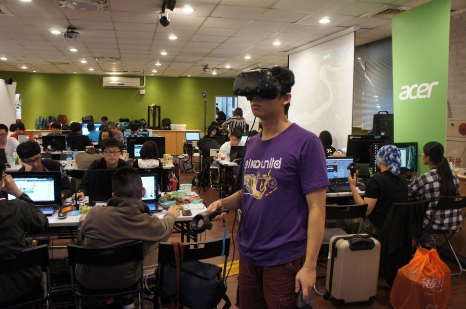 龍華遊戲系團隊「GT戰鬥機」，經過三天三夜不眠不休創作與開發，獲得台灣原創IP跨域應用獎。(經濟日報蔡尚勳提供)。