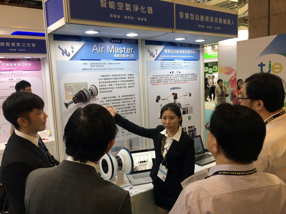 龍華科大趙娟黛師生團隊向評審解說「空氣智能淨化器」設計理念。