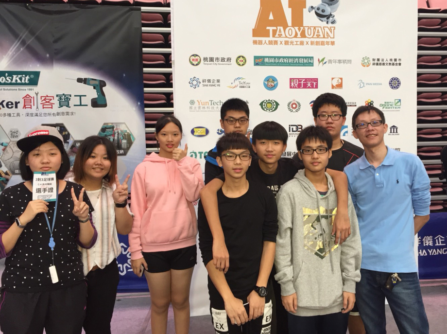 龍華科大電機系主任蕭志龍(右)指導學生，參加2018 TIRT全能機器人國際邀請賽，獲得5項大獎。
