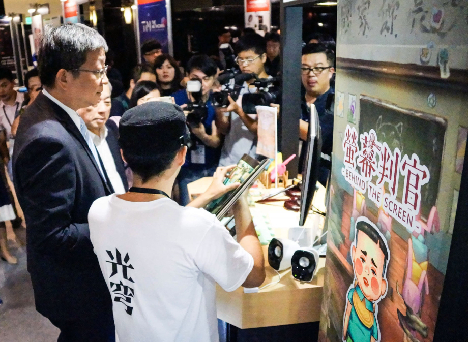 「光穹遊戲」團隊於 Digital Taipei台北國際數位內容交流會，向經濟部工業局官員介紹《螢幕判官》。
