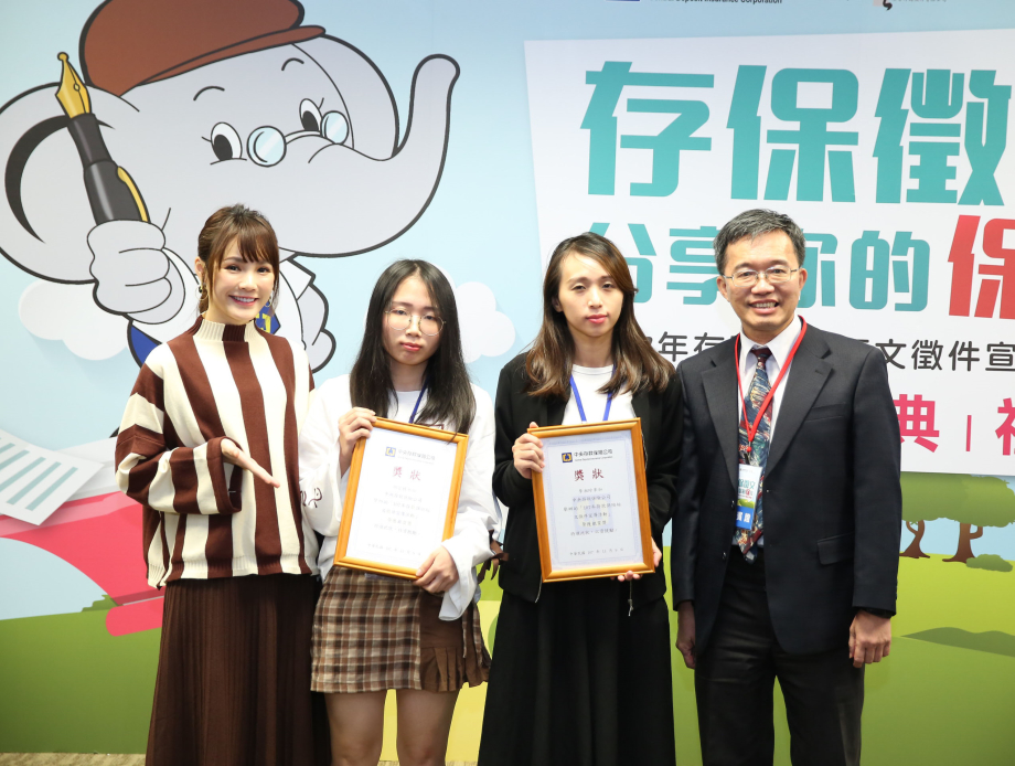龍華科大學生胡愛穗(左2)，由衷感謝老師指導其參賽獲獎。