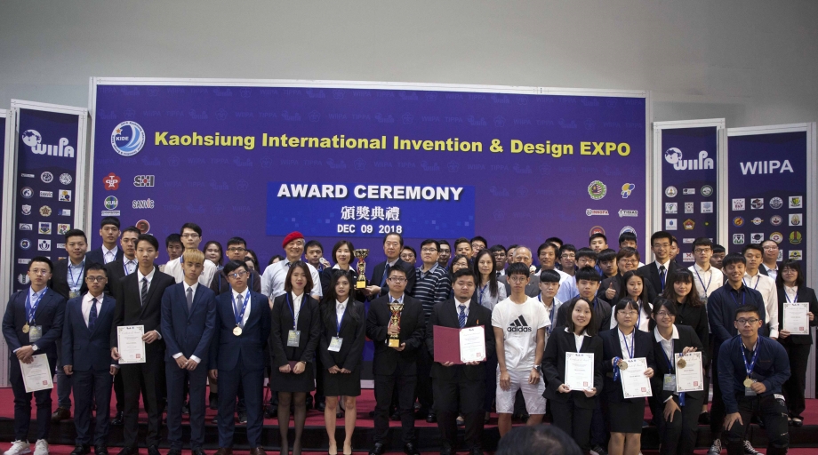 2018高雄國際發明展，龍華科大獲最佳團體獎，助理副校長楊安渡與師生合影。