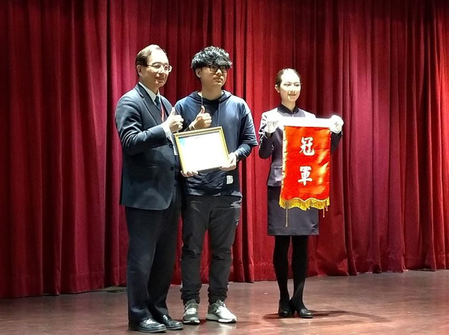 龍華科大遊戲系林煥培(中)，勇奪2018 PVQC專業英文詞彙數位多媒體類冠軍，表現出色。
