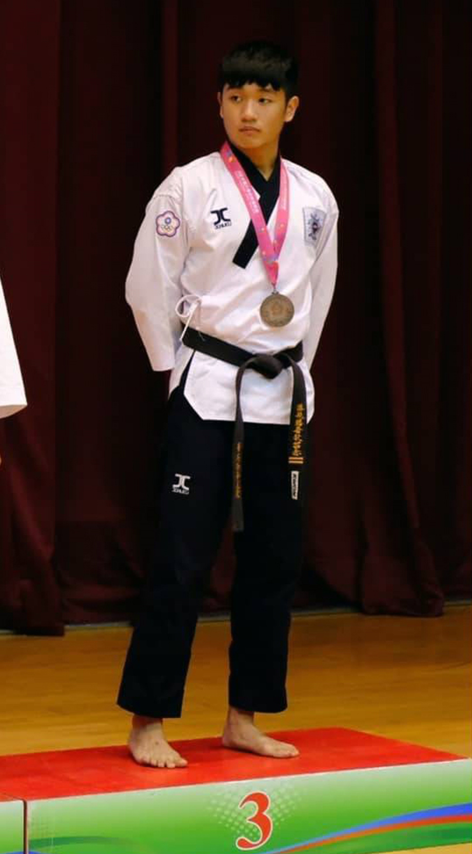 龍華科大游秩勝在全大運跆拳男子組品勢個人賽表現出色，從55名競爭選手中，奪下銅牌。