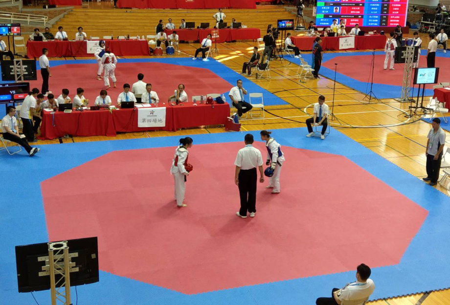 108年全大運跆拳項目，龍華科大跆拳代表隊在場上對戰情景。