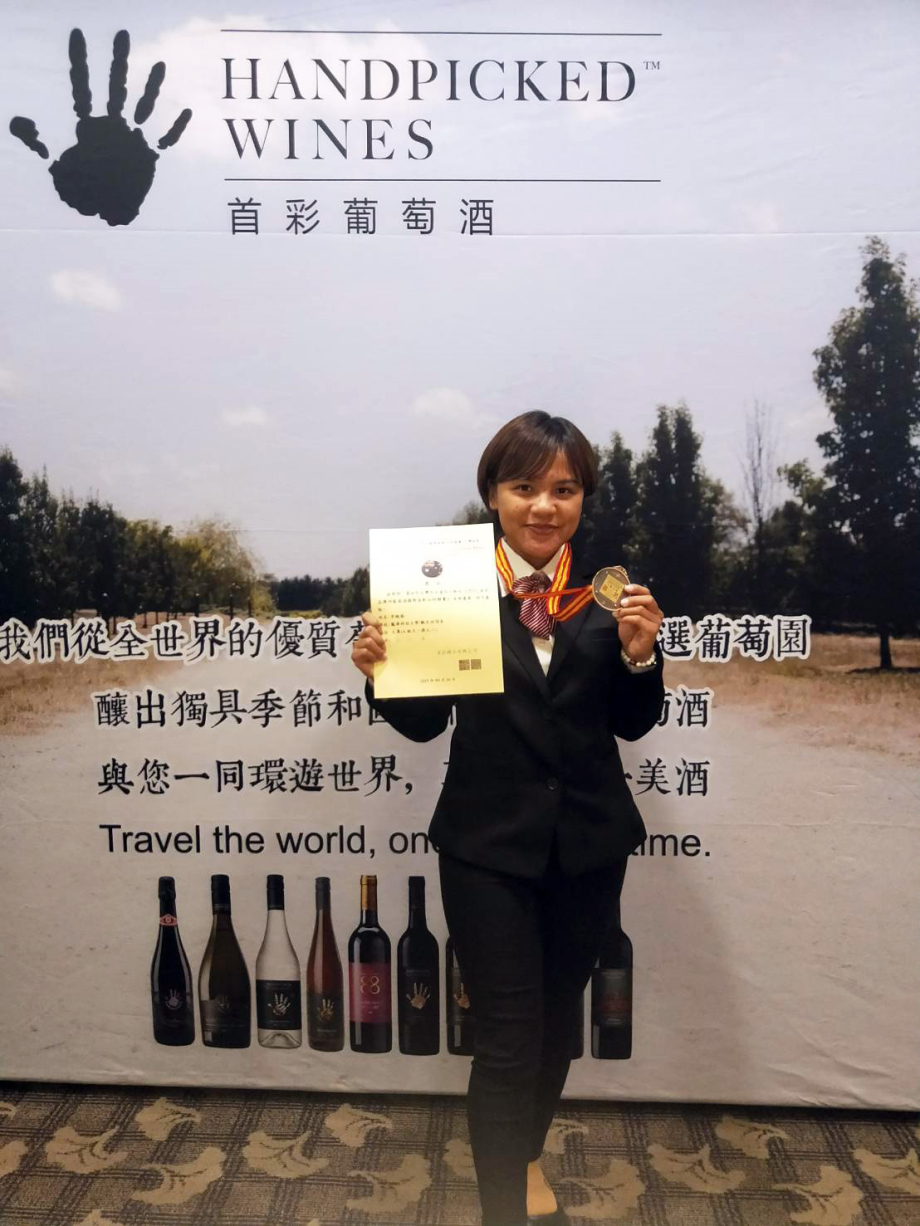 龍華科大觀休系李曉薇，榮獲首彩盃澳洲葡萄酒國際盲飲品評競賽大專A組第三名。
