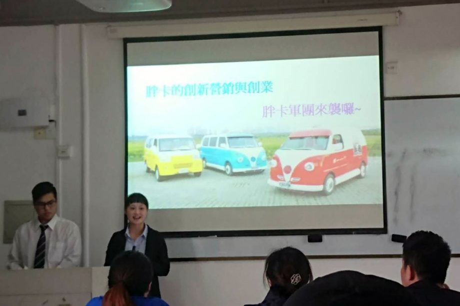 龍華科大國企系黃于哲(左)、楊雁，以「胖卡軍團」輔導微型創業計畫獲一等獎。