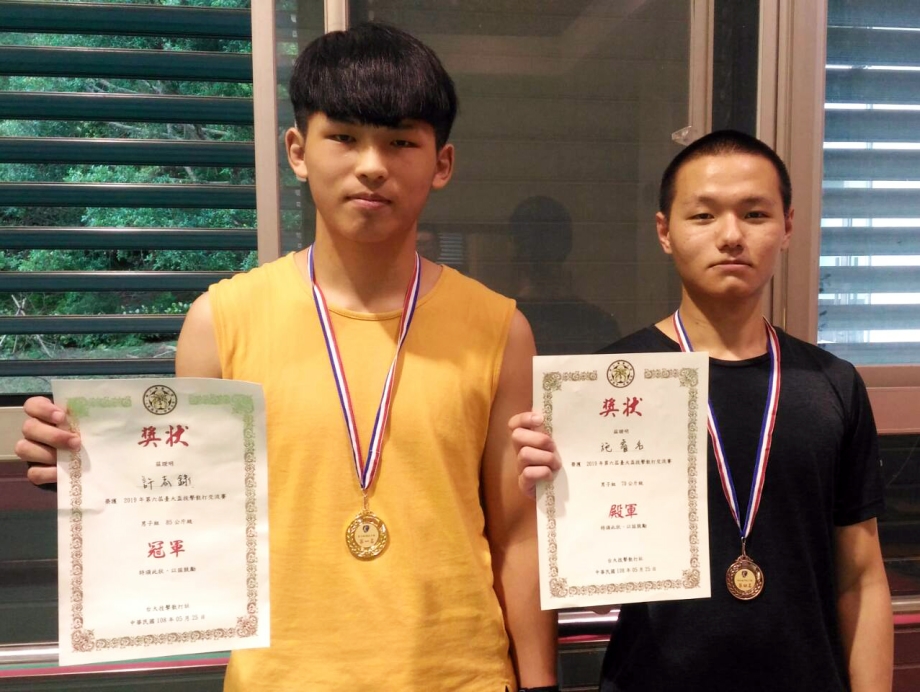 龍華科大學生許志錄(左)，勇奪2019第六屆臺大盃散打搏擊男子組85公斤級全國冠軍；施睿名則獲70公斤級殿軍。
