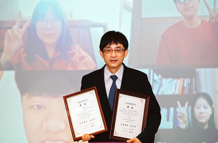 龍華科大人設學院院長王榮英，以網路視訊祝賀文創泉州班同學獲奬，並表達關心與勉勵。