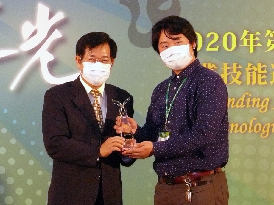 龍華科大資管系學生劉伊獲選教育部技職之光，由部長潘文忠頒獎表揚。