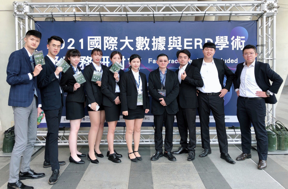 2021E化系統創意應用競賽，龍華科大企管系學生雙獲佳作，與指導老師吳瑞煜(右四)合影。