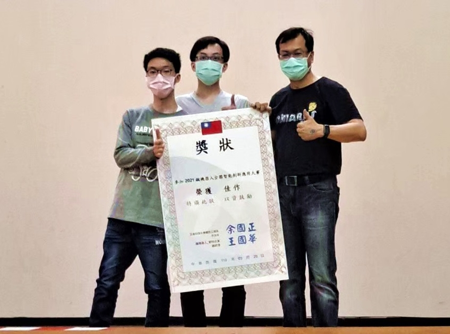資網系陳俊佑、林莛翰、許智榮，在Micro: AI智慧小車遙控競速大專組項目獲得佳作肯定。