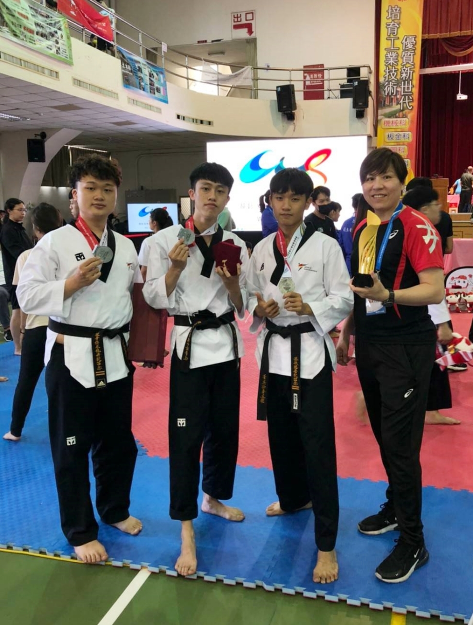 龍華科大跆拳代表隊參加110年全國大專校院運動會表現出色，榮獲品勢團體賽銀牌。