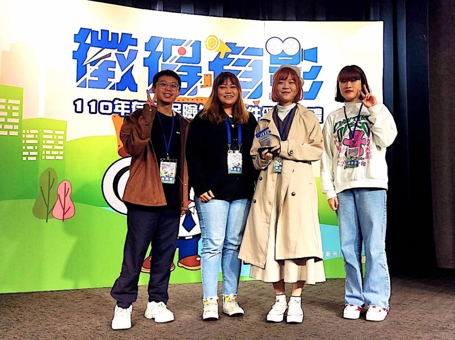 龍華科大文創系學生團隊，以作品《阿嬤的寶藏箱》，榮獲110年中央存保短片競賽第一名。