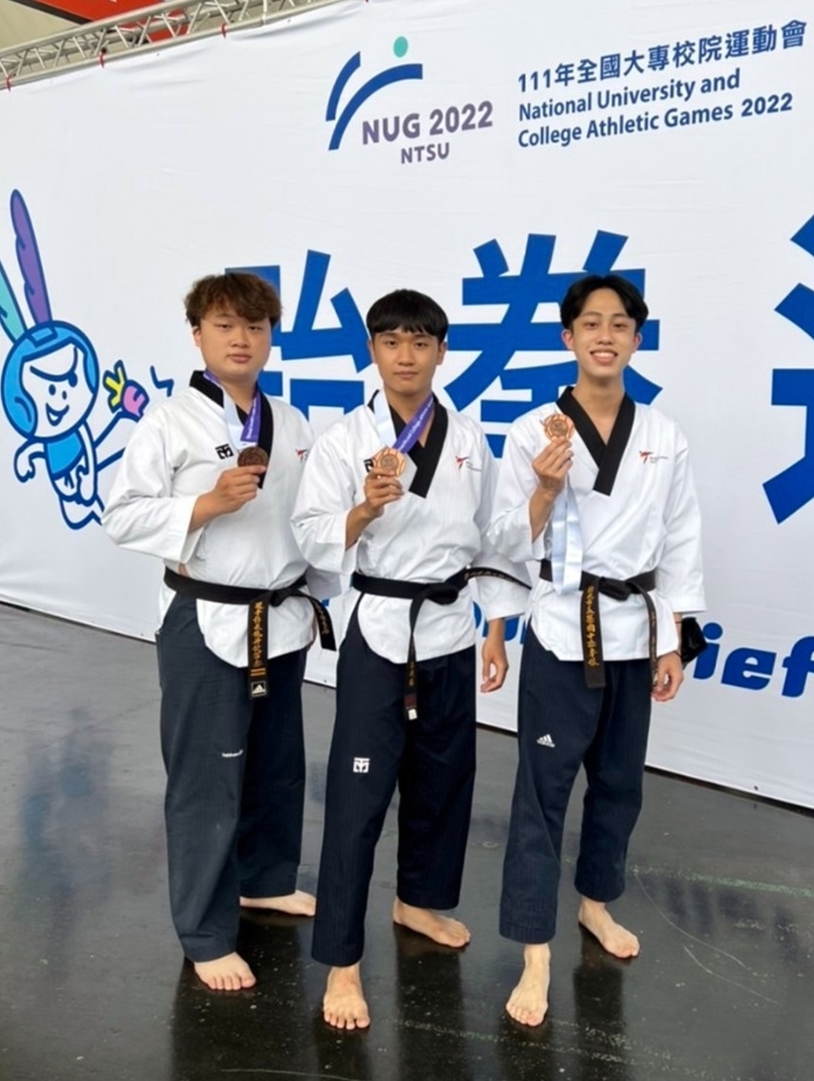 龍華科大跆拳代表隊許永龍、游秩勝及車政昊（由左至右），榮獲品勢男子團體銅牌。