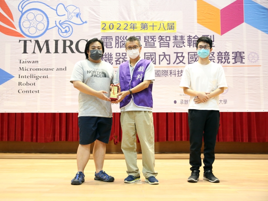 龍華科大學子勇奪大專組「競速自走車」第一名及第二名。