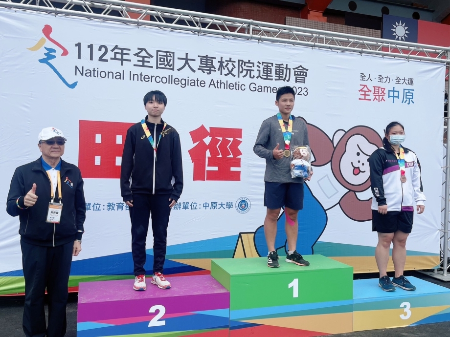 龍華科大化材系五專部傅茜筠同學（左2），勇奪112年全大運女子組鉛球銀牌。