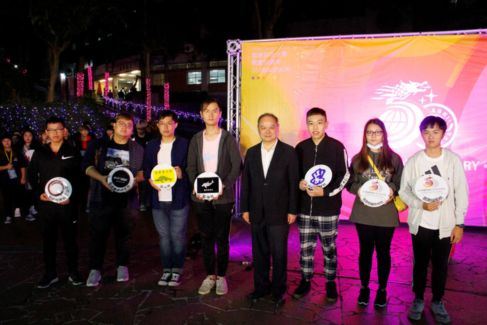 葛自祥校長與學生會及社團幹部合影。圖片