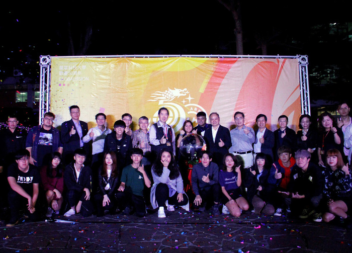 葛自祥校長、楊安渡副校長、王延年學務長及各系主任出席參與盛會並與同學合影。圖片