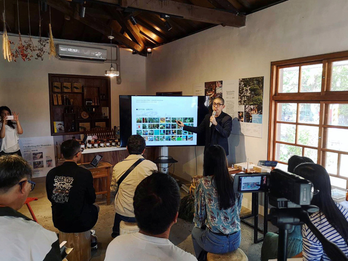 「森家不凡」國產材特展，龍華科大藝文中心蘇文祥主任帶領學生參與規劃居家美好體驗。圖片