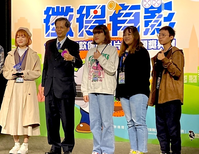 中央存款保險公司蘇財源總經理(左2)與龍華科大文創系獲獎學生團隊合影。