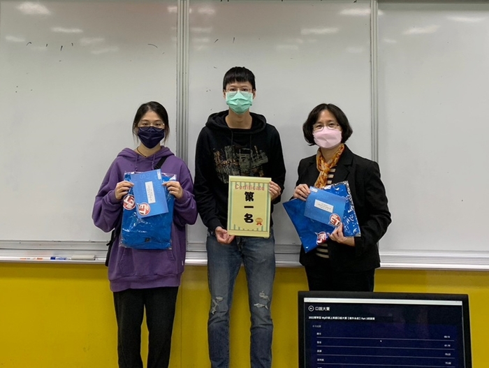 龍華科大應外系徐小惠主任(右)，頒發團體非外語組第一名林柏凱、陳子琦同學。