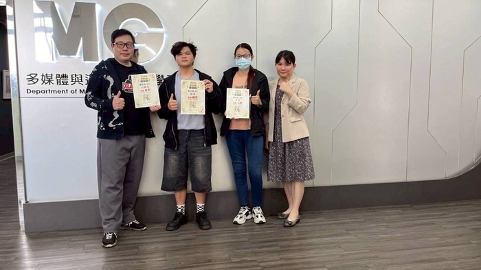 龍華科大多媒體與遊戲發展科學系主任盧大為（左一）與獲獎學生及指導老師沈芳序（右一）合影。