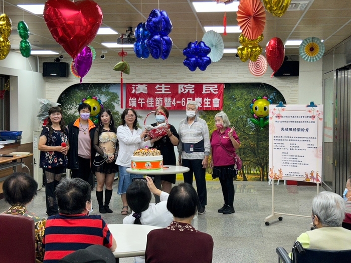 龍華科大舉辦「院民關懷－異域風情樂齡秀」活動，與院民一同歡聚慶生同樂。