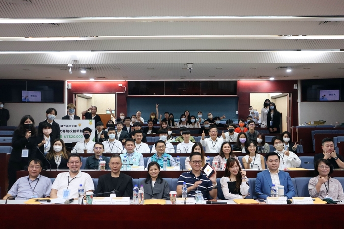 嘉義縣市政府官員、決賽評審與競賽團隊全體合影。