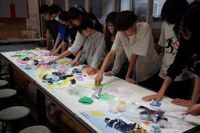 學生創作現場一景，展現團隊投入議題與設計實作的熱情與能量。