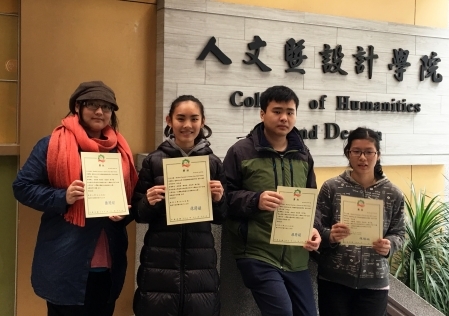 圖為龍華科大應外系及遊戲系同學，參加台灣觀光醫療英文海報設計比賽，獲得佳作肯定。