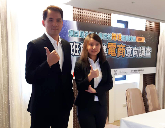 國企系呂詩筠(右),參加電商競賽表現優異獲廠商留用,行銷顧問蕭旻谷對她工作表現讚譽有佳。