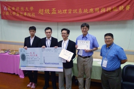 圖為龍華科大工管系梅明德老師指導張鎮顯、黃上峻及熊之浩，獲得大專超級盃地理資訊競賽佳作肯定。