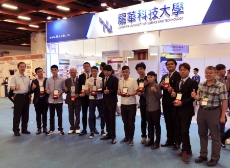 圖為龍華科大研發長楊安渡(左)，與參加2017台北國際發明展的獲獎師生合影。