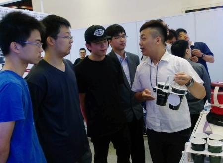 圖為龍華科大陳佳莉老師團隊，向現場參觀民眾解說「可提式杯座」的設計原理。