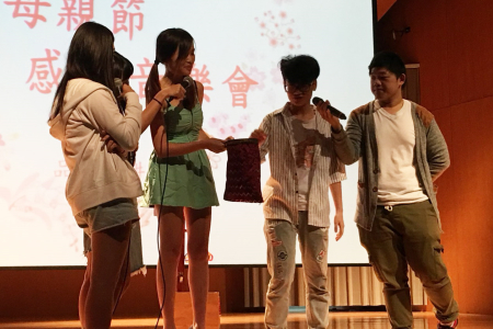 大陸專班住宿生魏小林，上台與魔術社表演社團互動。