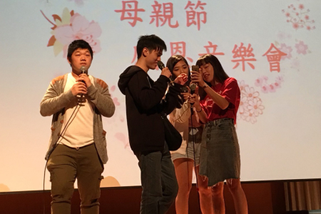 馬來西亞學生陳偉宏打電話給母親，表達心中對媽媽辛勤養育與持家的敬愛。