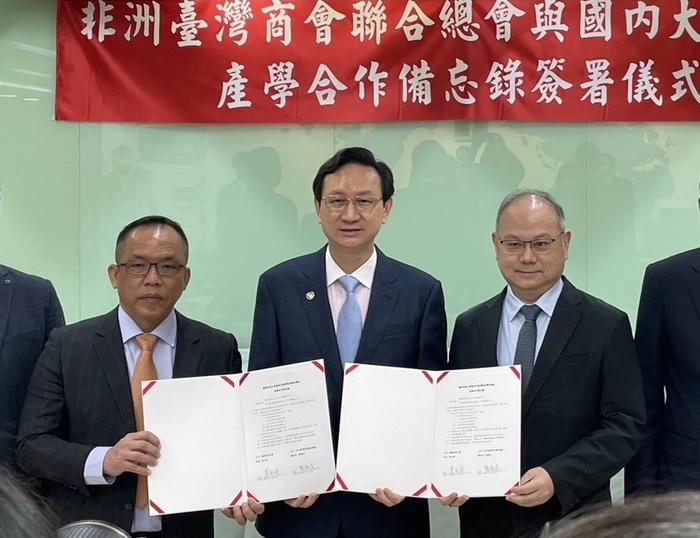 龍華科大與非洲臺灣商會聯合總會，由僑委會委員長童振源見證，共同簽訂MOU，強化產學合作助臺商拓展市場。