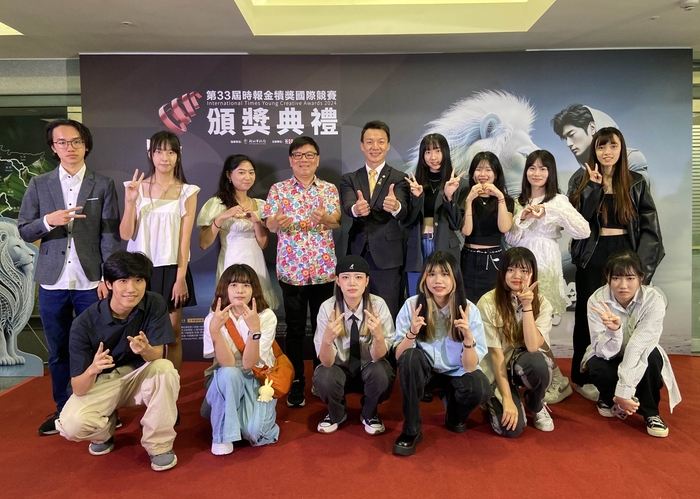 龍華科大榮獲永慶房屋廣告設計獎學生與永慶協理合影。